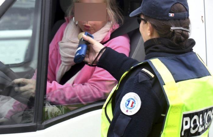 Una automovilista con 2,12 g choca contra una acera y conduce en sentido contrario antes de ser arrestada