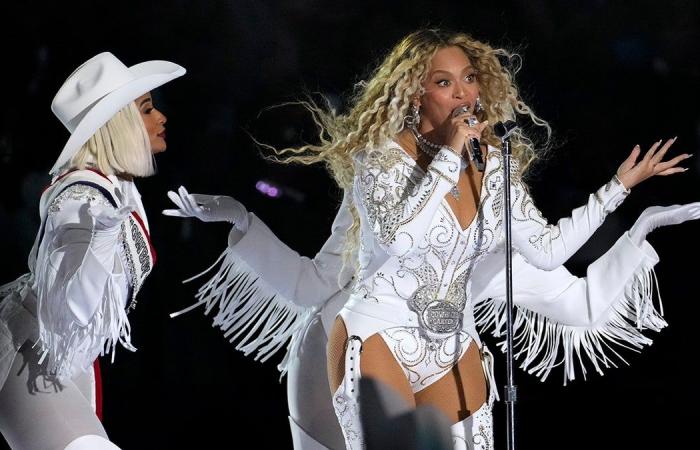 El gesto de Beyoncé con el dedo durante el espectáculo de medio tiempo de la NFL provoca bromas entre los fanáticos