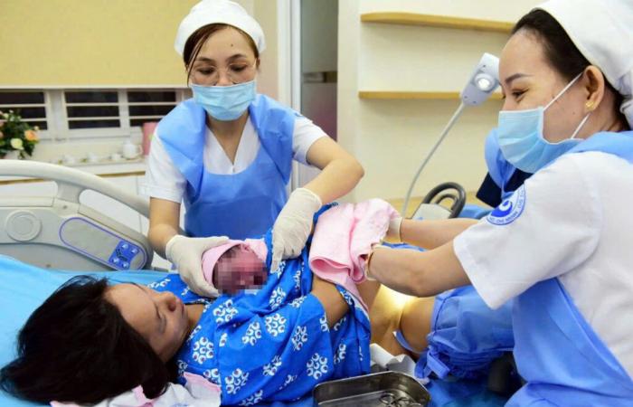 Hospital Hung Vuong, Ciudad Ho Chi Minh: Más médicos y enfermeras abandonan durante el brote de COVID-19 debido a los bajos ingresos