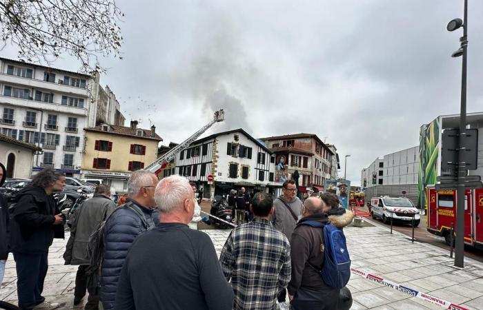 Un incendio destruye un suelo y el tejado del hotel-restaurante Le Monte Carlo, en Bayona