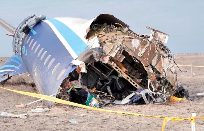 Un avión de Azerbaiyán Airlines que se dirigía a Rusia se estrella a cientos de kilómetros de su ruta y se teme que hayan muerto decenas de personas