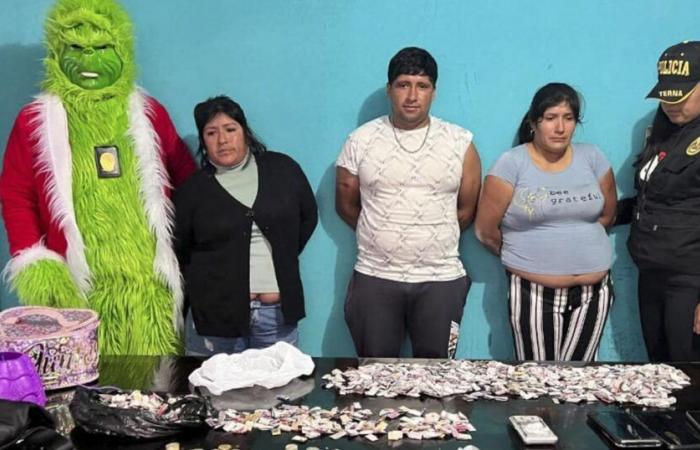 Un policía disfrazado de Grinch se presenta arrestando a narcotraficantes