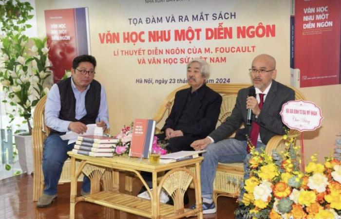 Anuncio del libro La literatura como discurso del profesor asociado Dr. Tran Van Toan