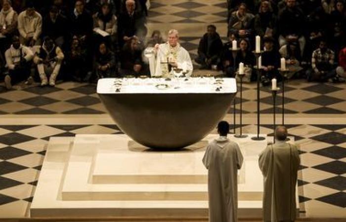 EN FOTOS. Miles de personas se reunieron en Notre-Dame de París para las primeras misas navideñas desde la reapertura de la catedral