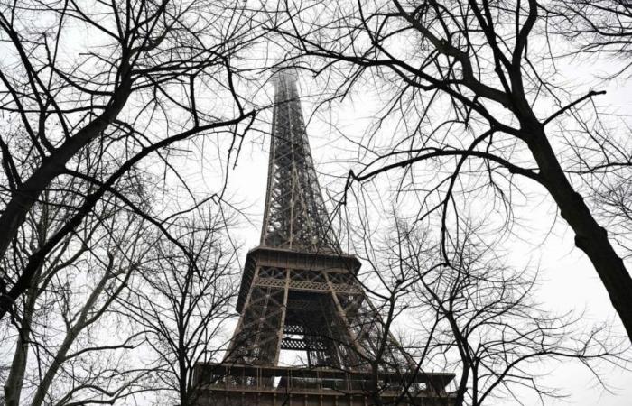 Inicio del incendio en la Torre Eiffel: 1.200 personas evacuadas en Nochebuena