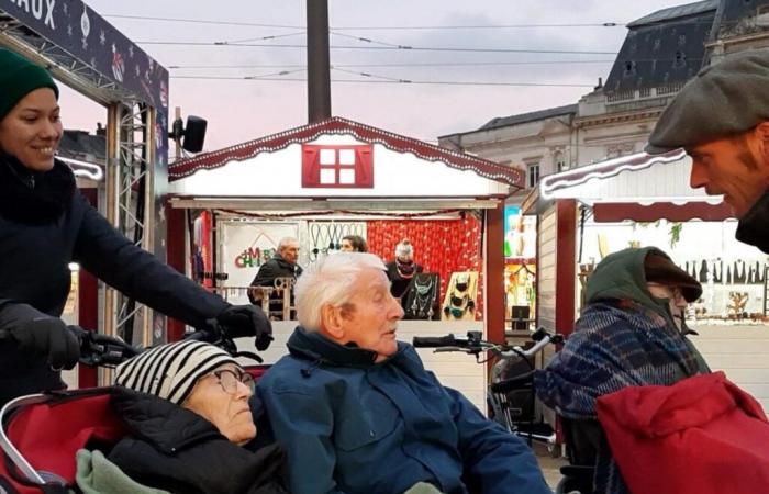 VIDEO. Gracias a estos vehículos de tres ruedas, las personas mayores también podrán disfrutar de las luces navideñas en Le Mans