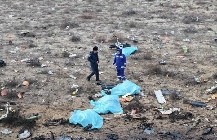 Avión de Aerolíneas de Azerbaiyán se estrella en Kazajstán, cerca de la ciudad de Aktau; 32 personas sobrevivieron