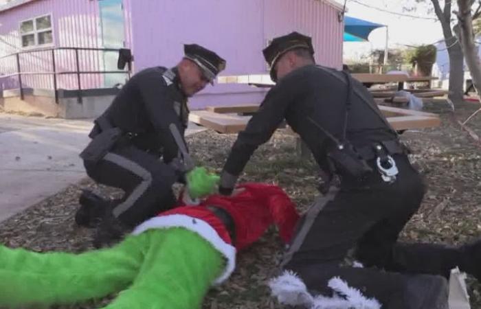 Grinch arrestado por la Policía Estatal de Nuevo México