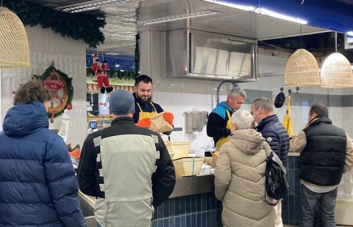 En los mercados de Nimes, clientes y vendedores extienden la fiesta hasta los platos este día de Navidad