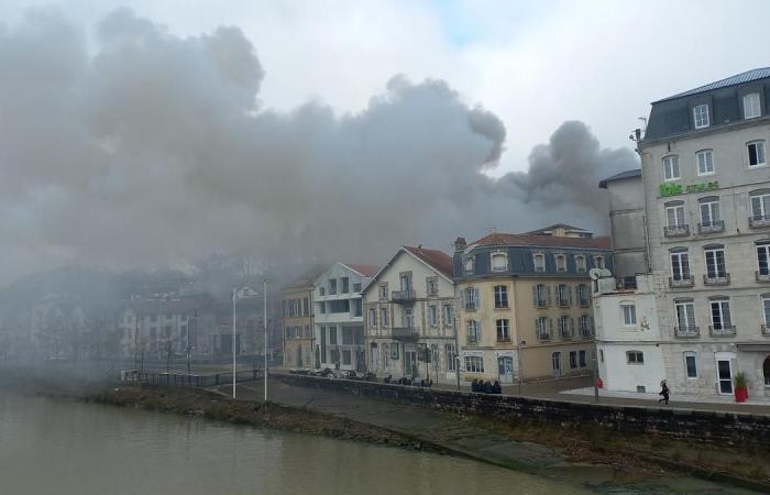 Un incendio destruye un suelo y el tejado del hotel-restaurante Le Monte Carlo, en Bayona