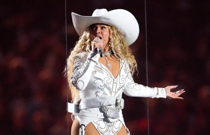 El gesto de Beyoncé con el dedo durante el espectáculo de medio tiempo de la NFL provoca bromas entre los fanáticos