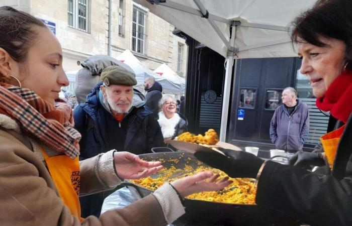 VÍDEO – Un restaurante de Burdeos reparte 150 kilos de paella gratis por Navidad