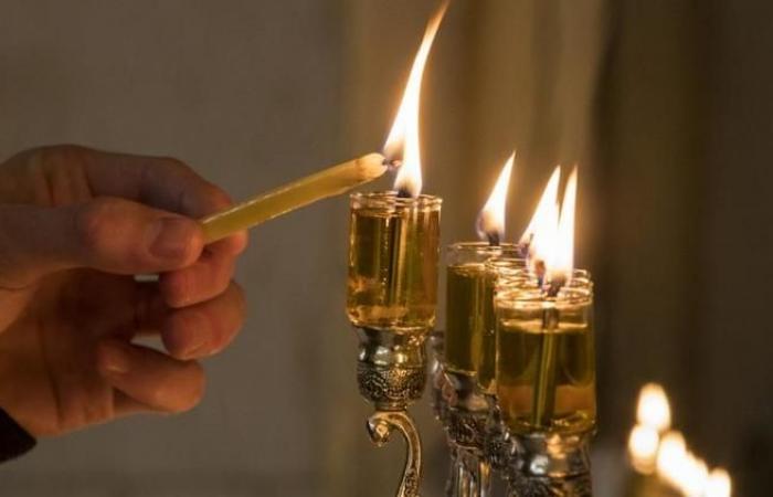 ¿Por qué se encienden velas todas las noches durante ocho días?