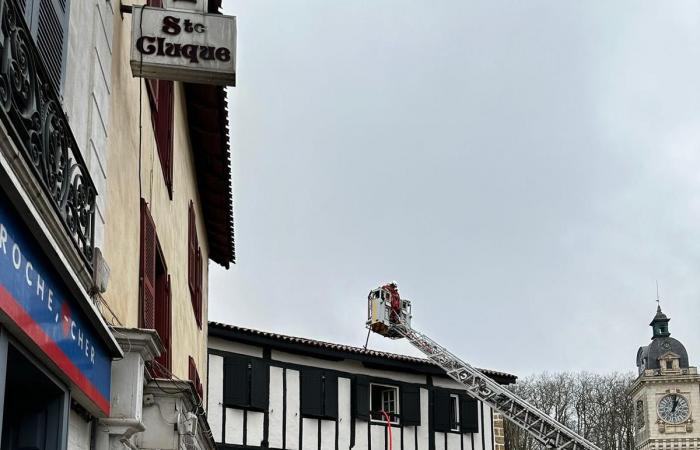 Un incendio destruye un suelo y el tejado del hotel-restaurante Le Monte Carlo, en Bayona