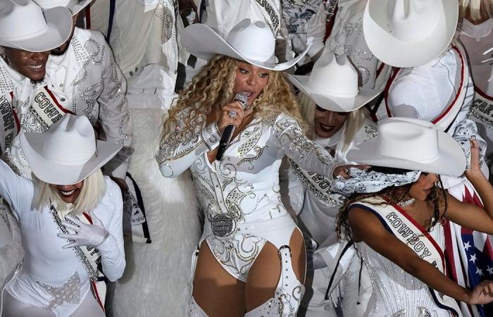 El gesto de Beyoncé con el dedo durante el espectáculo de medio tiempo de la NFL provoca bromas entre los fanáticos