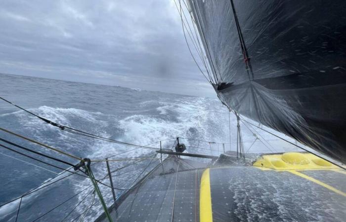 Vendée Globe: 29 horas de motor en espera para Roura