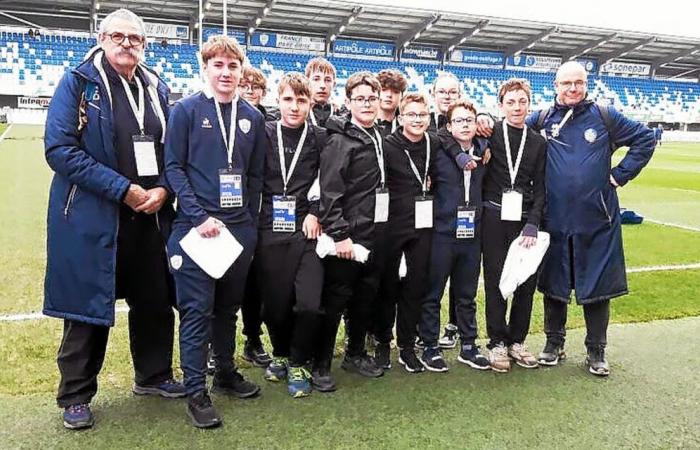 Los jóvenes jugadores de rugby de Landerneau atrapaban la pelota en Vannes