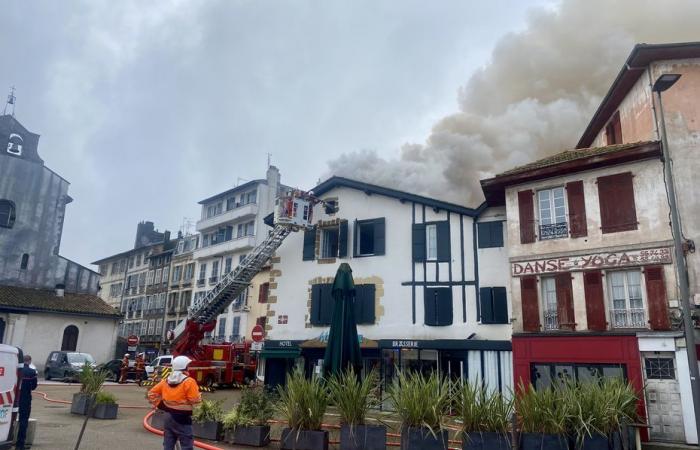 Casi 300 m² consumidos en pocas horas, el tejado completamente destruido.