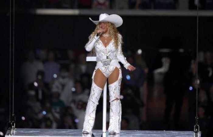 Beyoncé interpreta un popurrí de “Cowboy Carter” durante el espectáculo de medio tiempo de la NFL