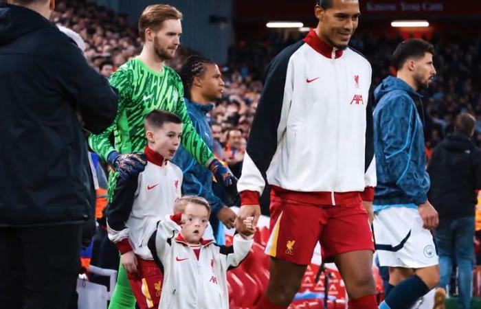 VIDEO. Fútbol: “¡Es un milagro!” El magnífico regalo del Liverpool a este joven aficionado que padece una rara enfermedad genética