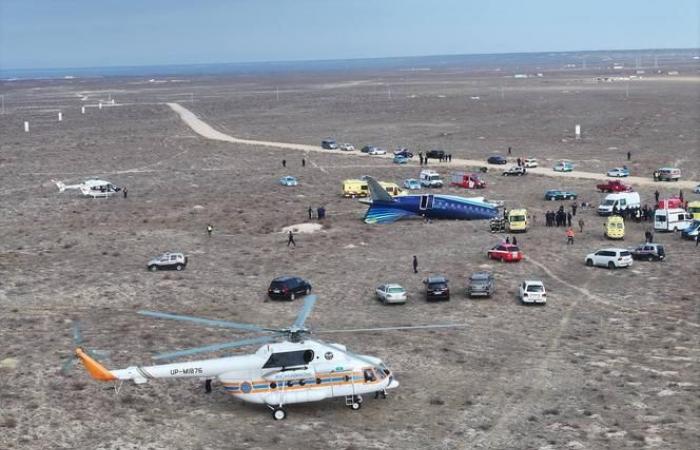 Un avión de Kazakhstan Airlines se estrella en Kazajstán, cerca de la ciudad de Aktau, matando al menos a 38 personas