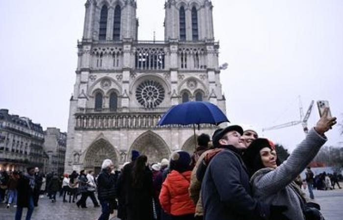 EN FOTOS. Miles de personas se reunieron en Notre-Dame de París para las primeras misas navideñas desde la reapertura de la catedral