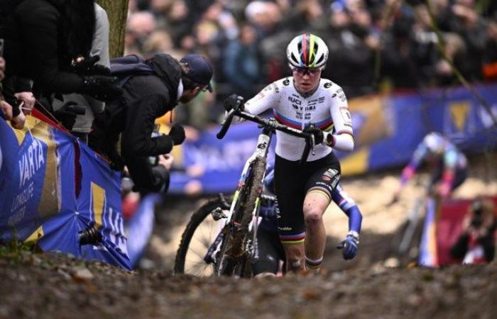 La dominante Fem van Empel se lleva la séptima victoria de la temporada en Gavere: “El dolor de rodilla aún no ha desaparecido del todo, pero me siento completamente preparada otra vez”