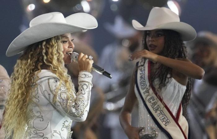 Beyoncé y su hija Blue Ivy encienden el escenario de un partido de fútbol estadounidense en Texas