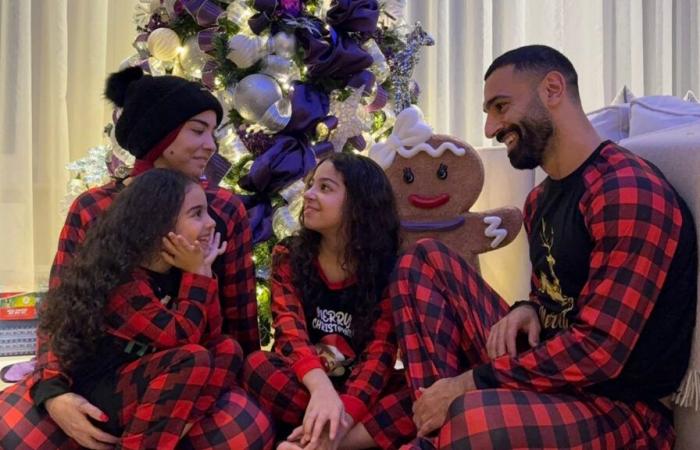 Mohamed Salah vuelve a ser criticado por publicar una foto navideña con su familia –