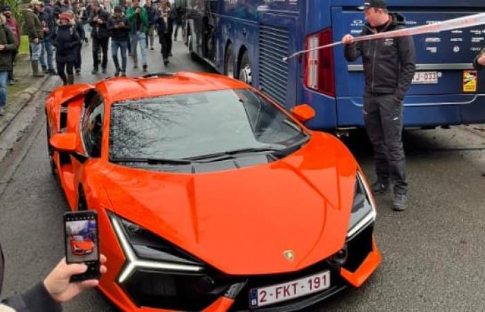 cuando Mathieu Van der Poel llega a una competición en un Lamborghini