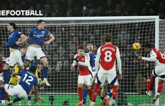 El Arsenal logra una victoria por 1-0 sobre Ipswich y mantiene viva la carrera por el título