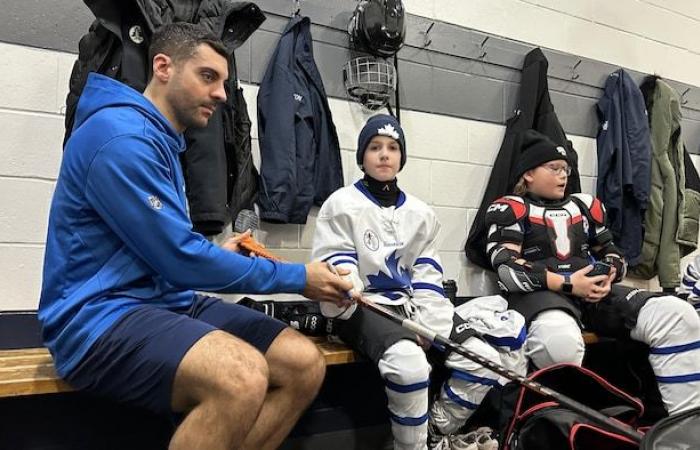 Estrellas en sus ojos, jóvenes jugadores de hockey conocen a tres estrellas de los Jets