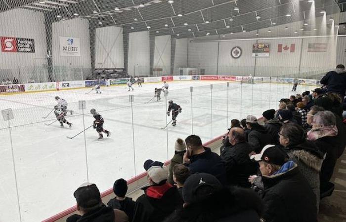 Estrellas en sus ojos, jóvenes jugadores de hockey conocen a tres estrellas de los Jets