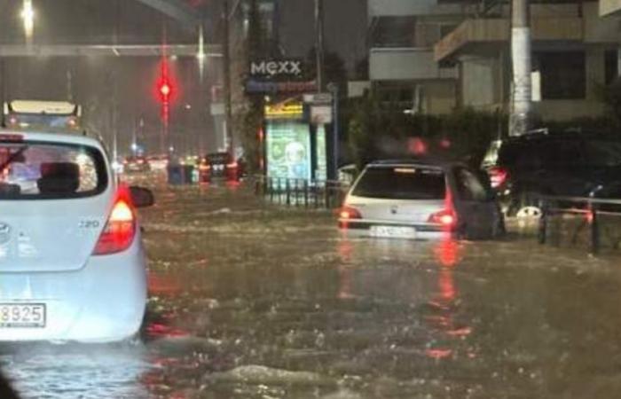 Las inundaciones paralizan a Grecia, la prensa critica la falta de preparación “surrealista”