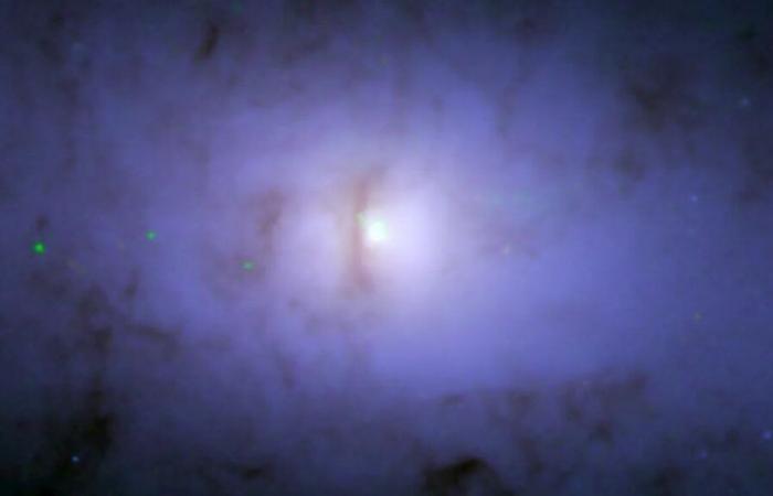 Descubrimiento de un extraño agujero negro lateral por los telescopios Hubble y Chandra de la NASA