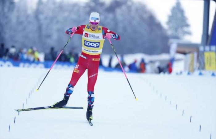 Johannes Klaebo gana el sprint en Toblach por delante de Lucas Chavanat