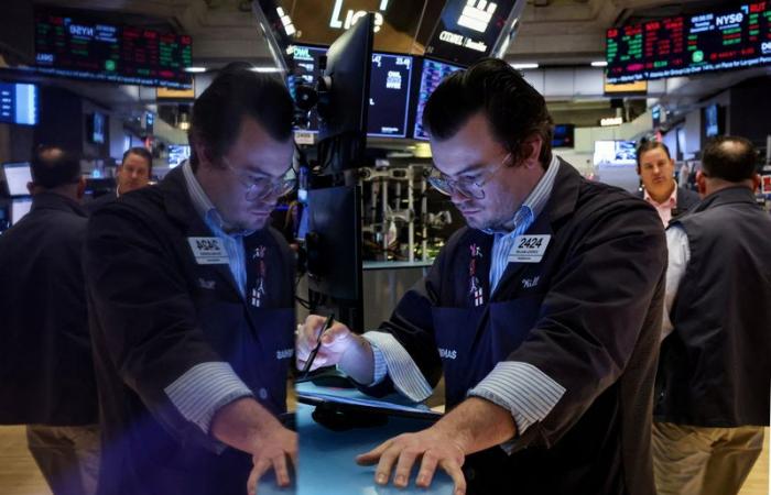 Wall Street cierra a la baja, las acciones tecnológicas pesan