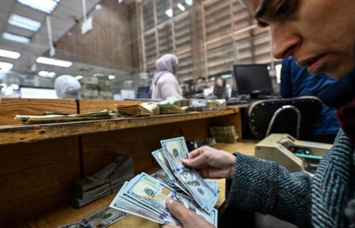 En Siria, el regreso del dólar estadounidense da esperanzas de estabilidad económica y caída de los precios.