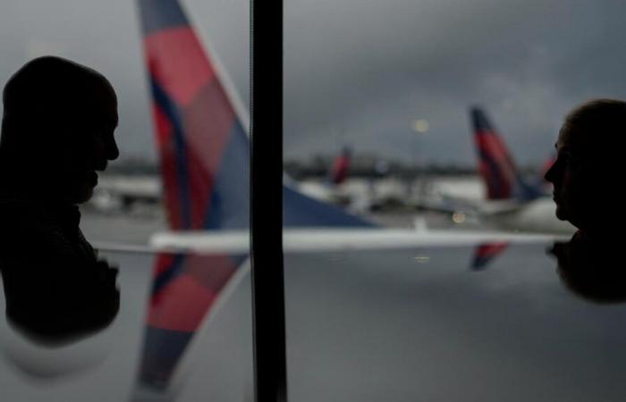 El sospechoso se coló en un vuelo de Delta en el aeropuerto SEA antes de ser arrestado