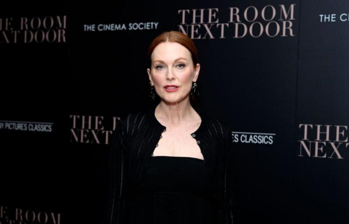 Julianne Moore (64 años) con un vestido babydoll transparente, la actriz posa sensualmente para una revista