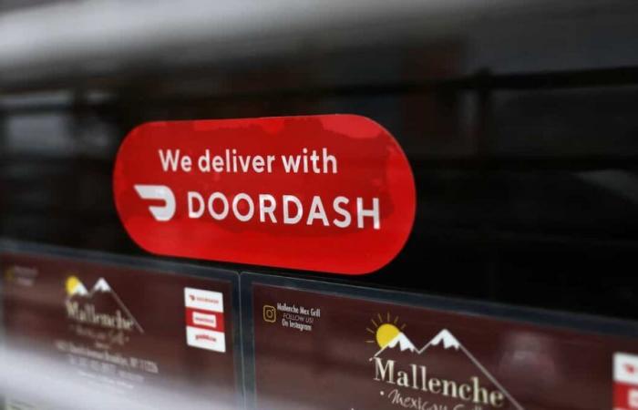 Conductor de DoorDash choca contra casa y huye sin entregar comida