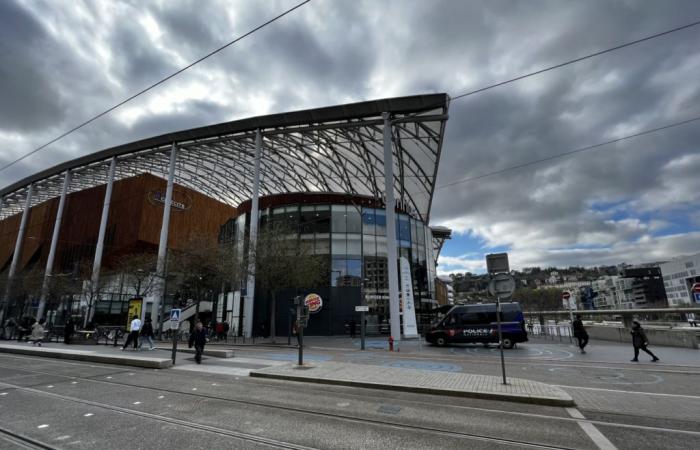 Drama en el centro comercial Confluence, mujer encontrada muerta el día de Navidad