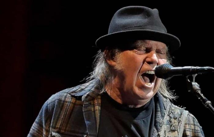 Neil Young se retira del cartel del festival de Glastonbury y denuncia la intervención de la BBC