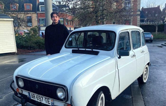 Dos jóvenes de Orne pasan horas reparando su coche para el Trofeo 4L