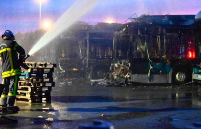 Vecinos confinados: Siete autobuses de hidrógeno destruidos por un incendio en Belfort