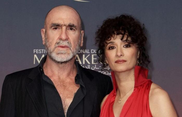 Éric Cantona y Rachida Brakni, enamorados abrazados: sol y arena blanca para celebrar el año nuevo