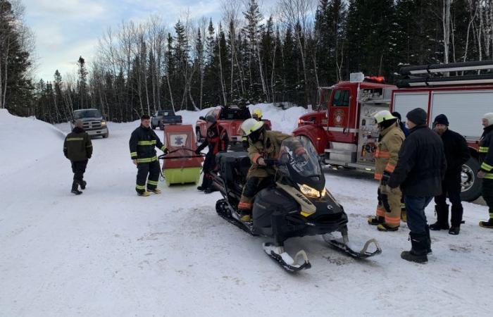 Un joven evacuado de un refugio en plena noche