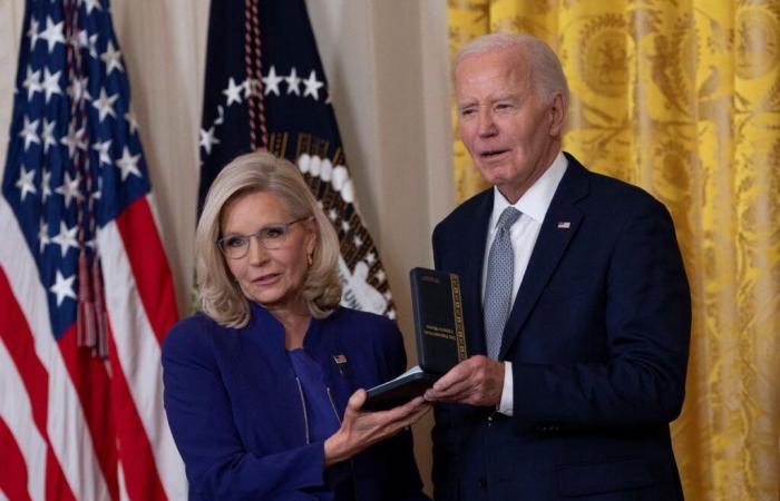 Estados Unidos: Biden condecora a Liz Cheney, feroz crítica de Trump