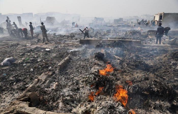 Ghana: Un enorme incendio devasta un mercado de ropa de segunda mano