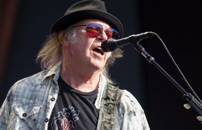 Neil Young ataca a la BBC y se niega a tocar en el festival de Glastonbury